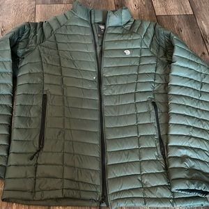 Mountain Hardware puffy coat light weight